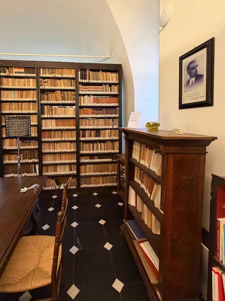 Biblioteca Fracchia studio con mobili d'epoca