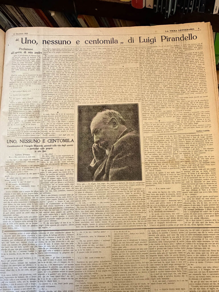 Giornale con articolo su Pirandello alla biblioteca Fracchia